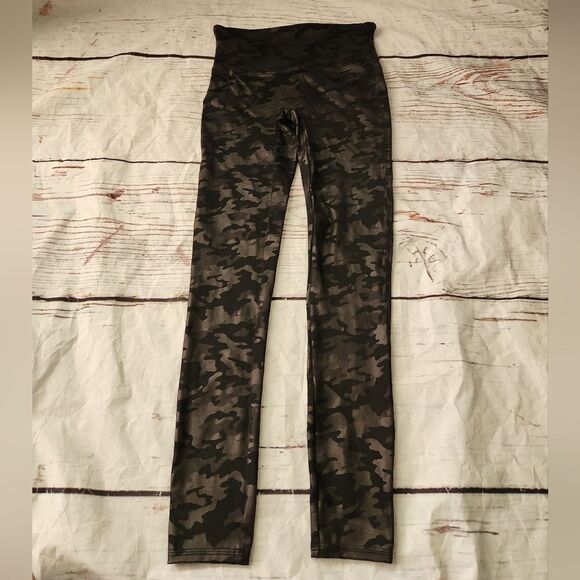 Spanx Faux Leather Camo Leggings Size Medium - Picture 3 of 7
